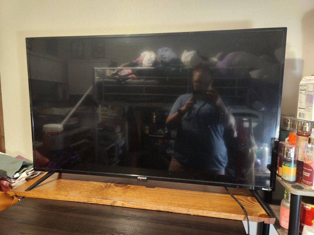 Element 43" Class 4K UHD LED XUMO Smart Television HDR