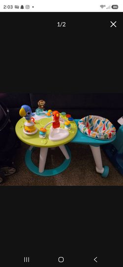 Baby walk around walker