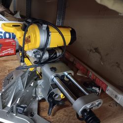 12" Sliding Saw New Never Use It. 
