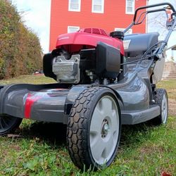 Honda 21" HRX217 w/ 4-in-1 Versamow System, Roto Stop & Hydrostat