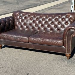 Haverty’s Leather Chesterfield Sofa In Excellent Condition!
