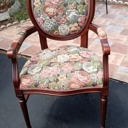 VINTAGE ACCENT CHAIR USED