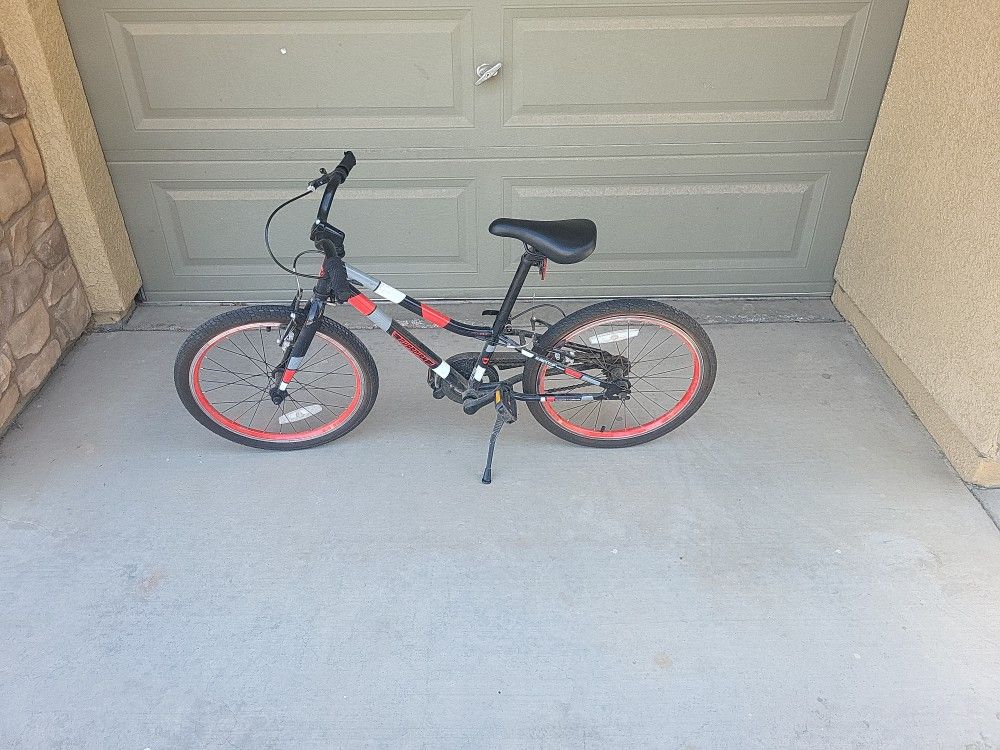 17" Kids Bike (Needs (1) Tire Tube)