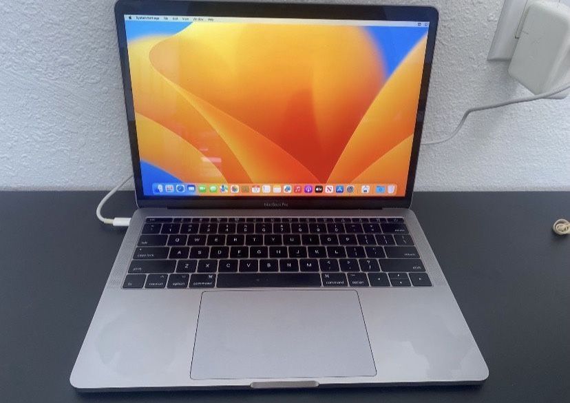 2017 MacBook Pro 13-inch 256GB / 8GB