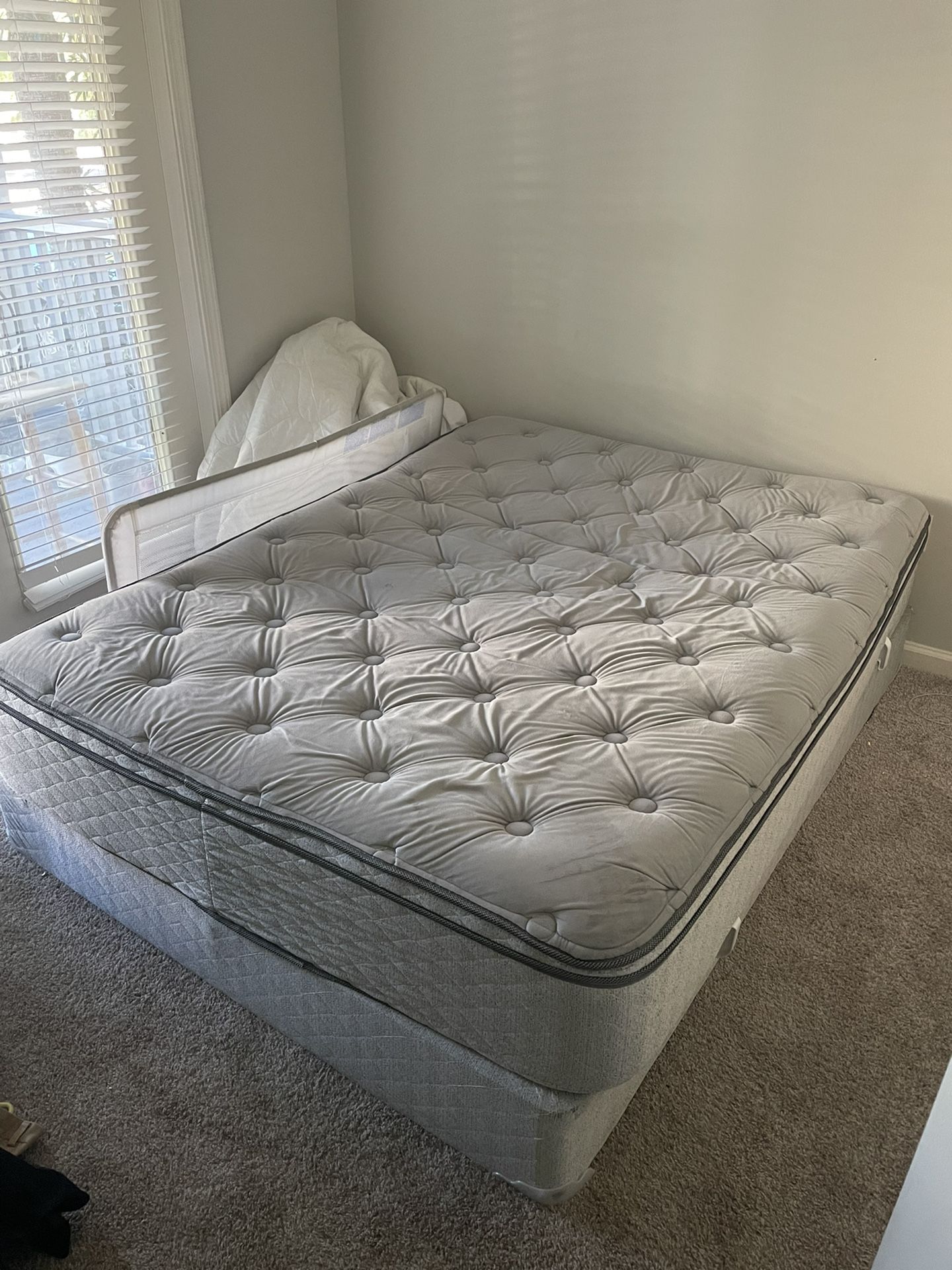 Like New Queen Size Mattress w/ Built-In Pillow Top & Boxspring (Very Clean)