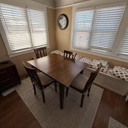 Dining Room Set - 4 Chairs With Leaf! 