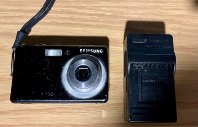 Samsung L730 Compact Digital Camera with Charger