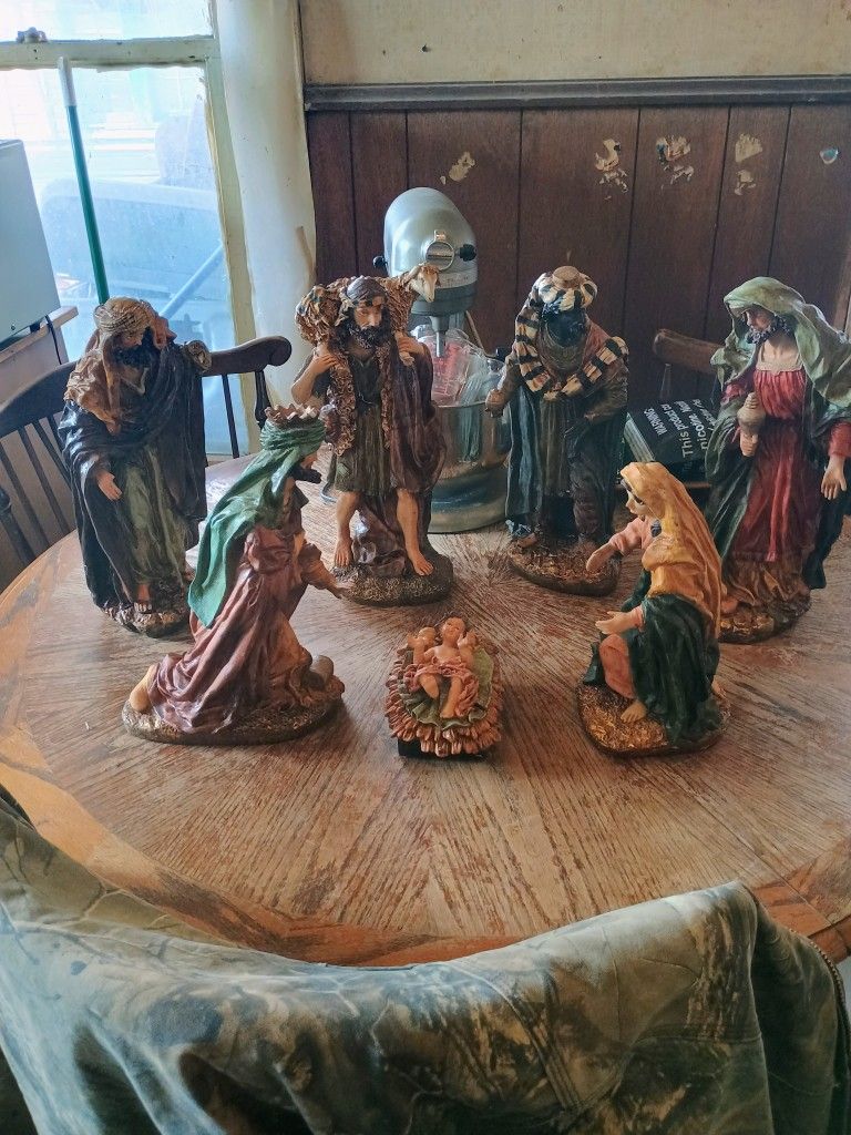 Pre-Owned Large 7-Piece Mark Roberts Nativity Set