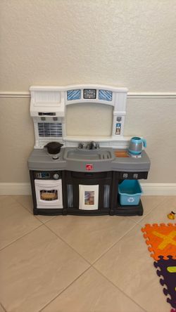 Step 2 children’s kitchen