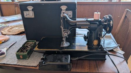 Singer 221 Featherweight Sewing Machine - Works!