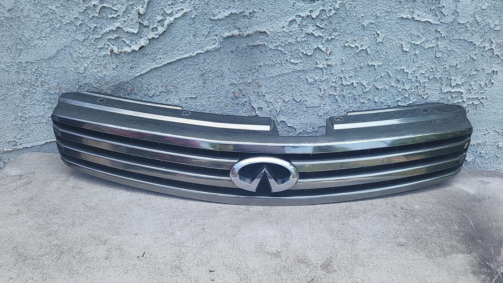 2005-2006 INFINITI G35 SEDAN CHROME FRONT UPPER GRILL EMBLEM OEM
