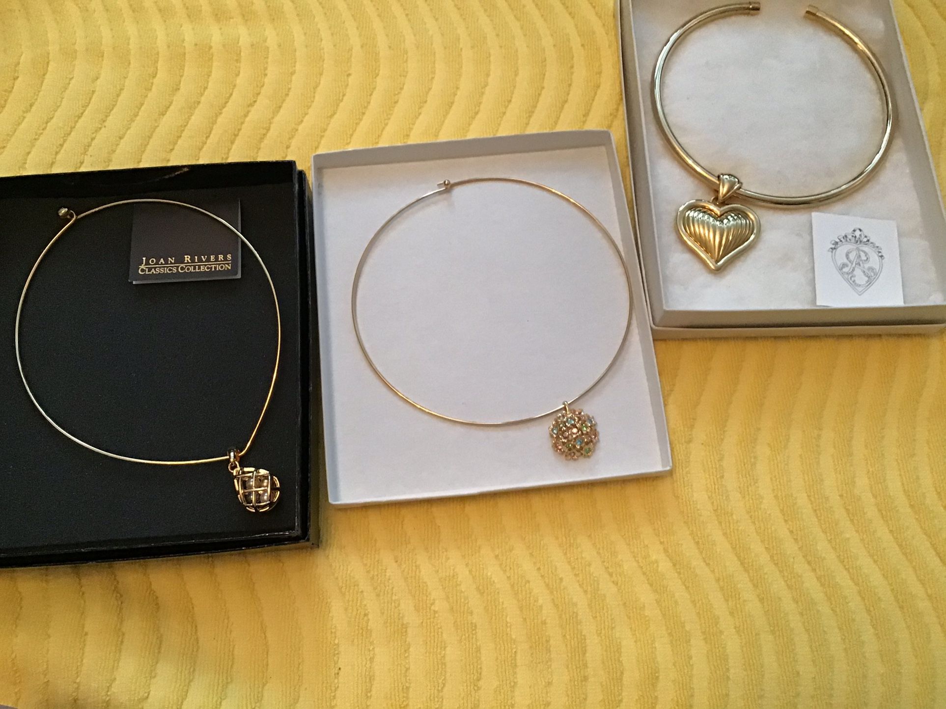 Gorgeous necklace. Double sided heart. This would make a lovely gift. Brand new. Never worn