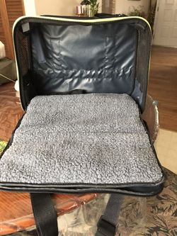 Petmate carrier for small puppy 🐶 or 🦜🐁🐿 ext ..like new $25.