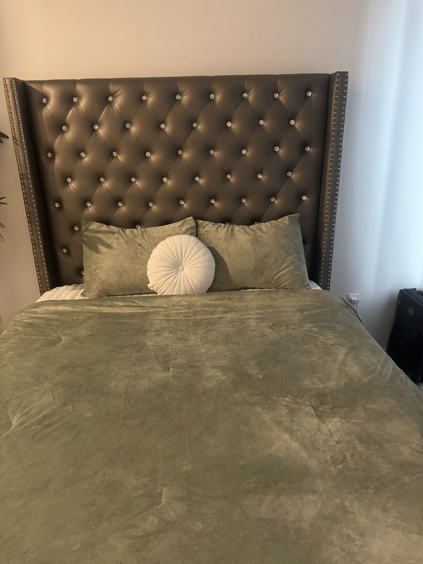 gray queen bed