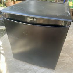 DANBY SIGNATURE GENTLY USED 2.6 CUBIC FEET MINI FRIDGE NO FREEZER