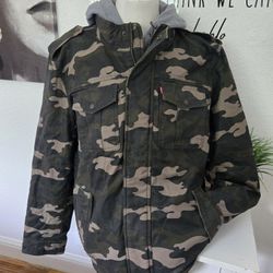 Levi's Men's Camo Field Midweight Utility Jacket with Gray Hood Size XXL