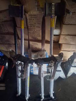 Adjustable stilts for drywall or construction