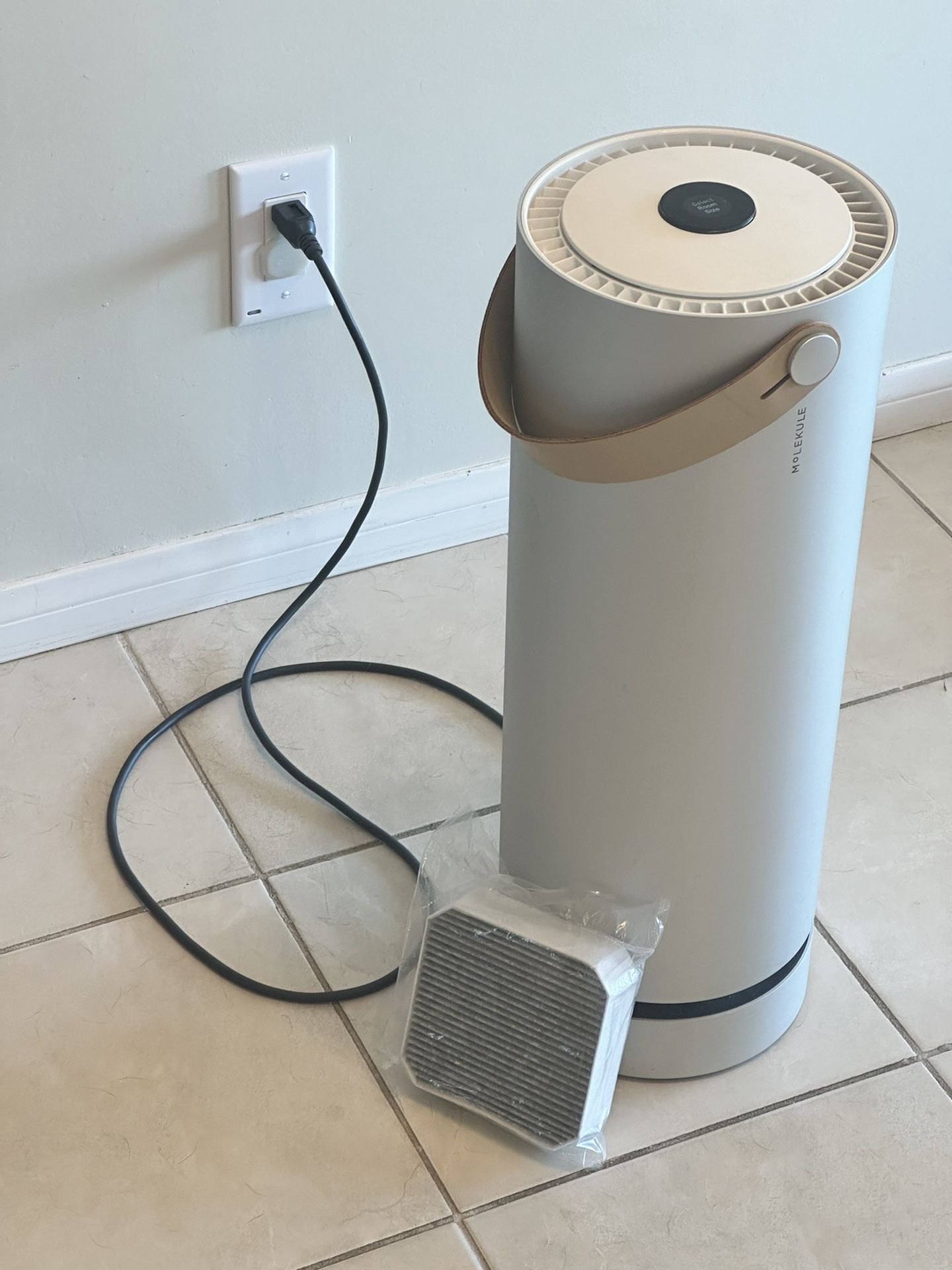 MOLEKULE AIR PURIFIER w/ Extra Filter 