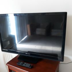 Emerson 28 In Led Flat Screen TV With Remote And Antenna If Needed