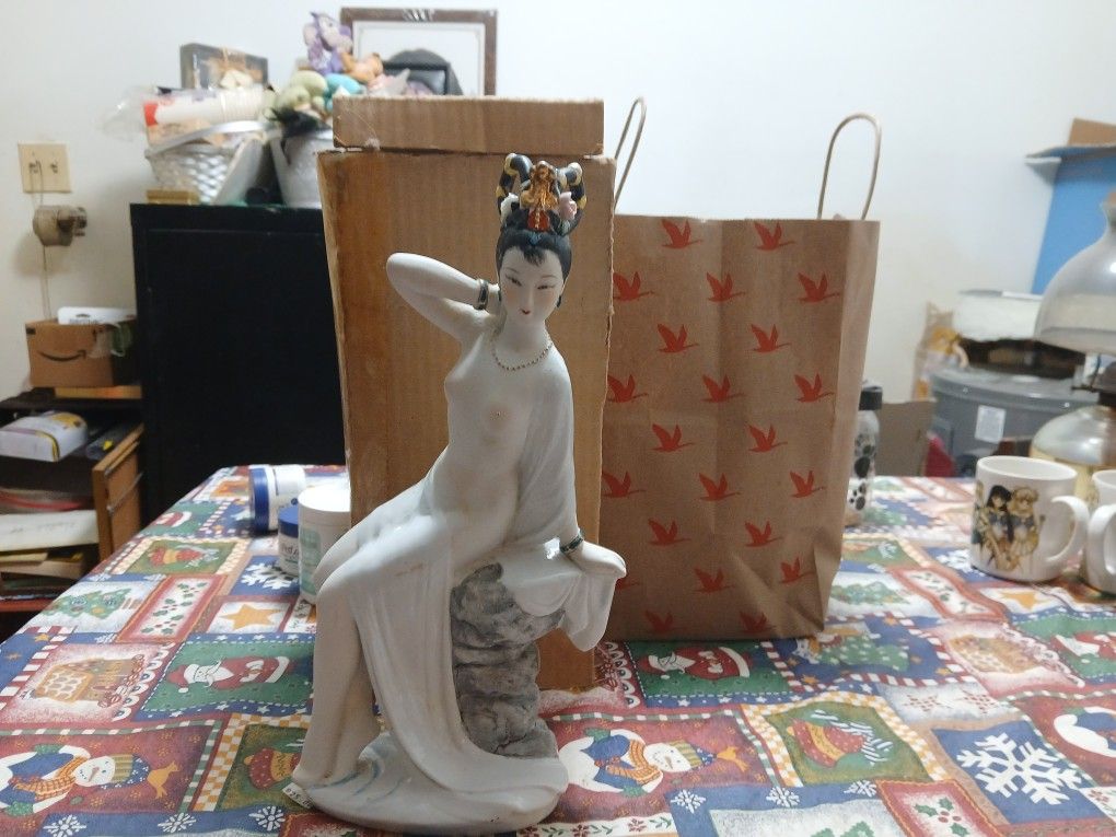Geisha Statue