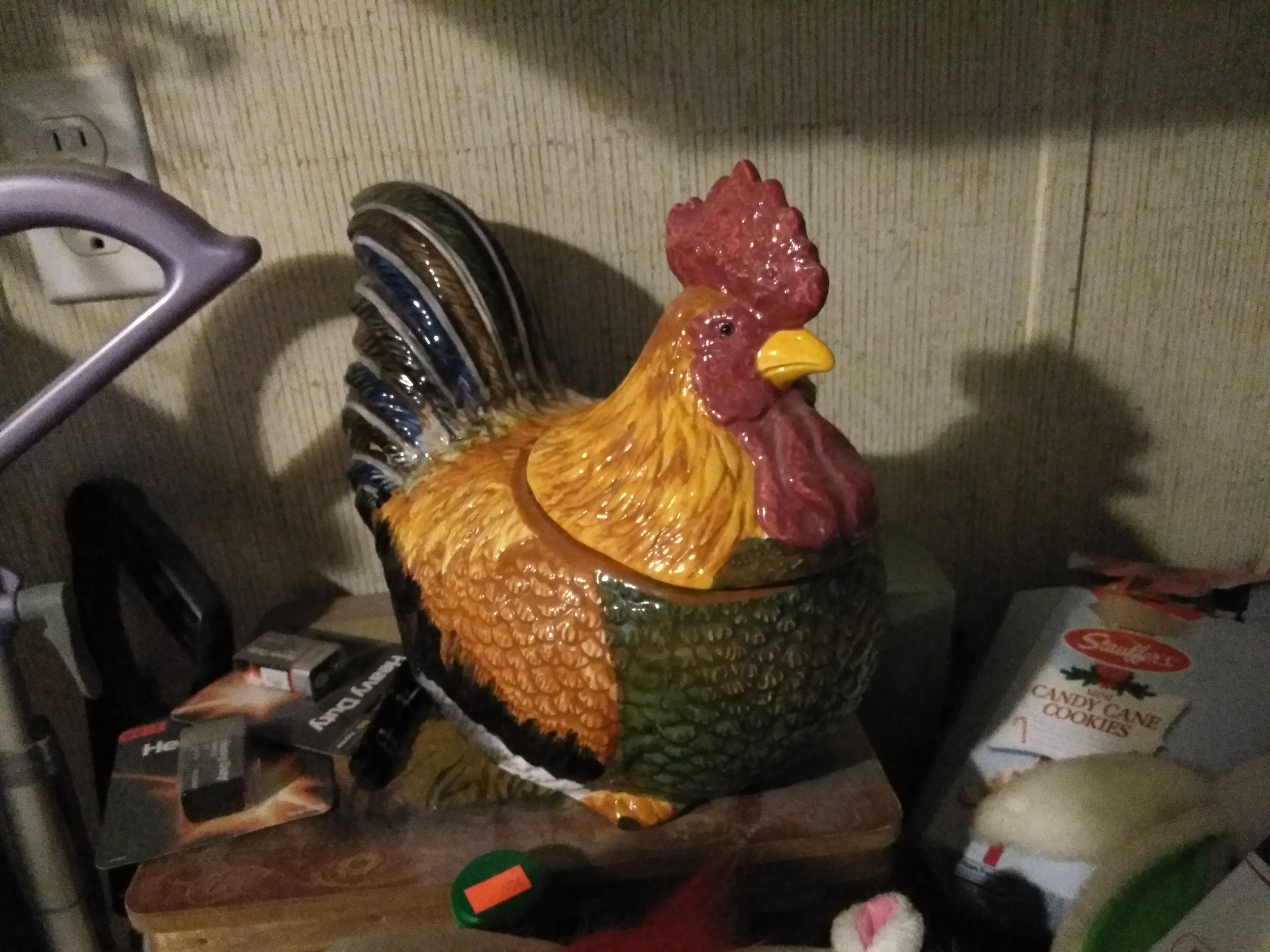 Rooster cookie jar really nicely done..so rooster loves your in for à treàt