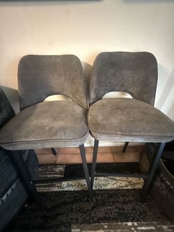 2 bar stool chairs