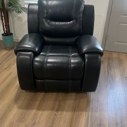 Muebles De Piel . La Silla Reclinarle  Y Con La Mesa 