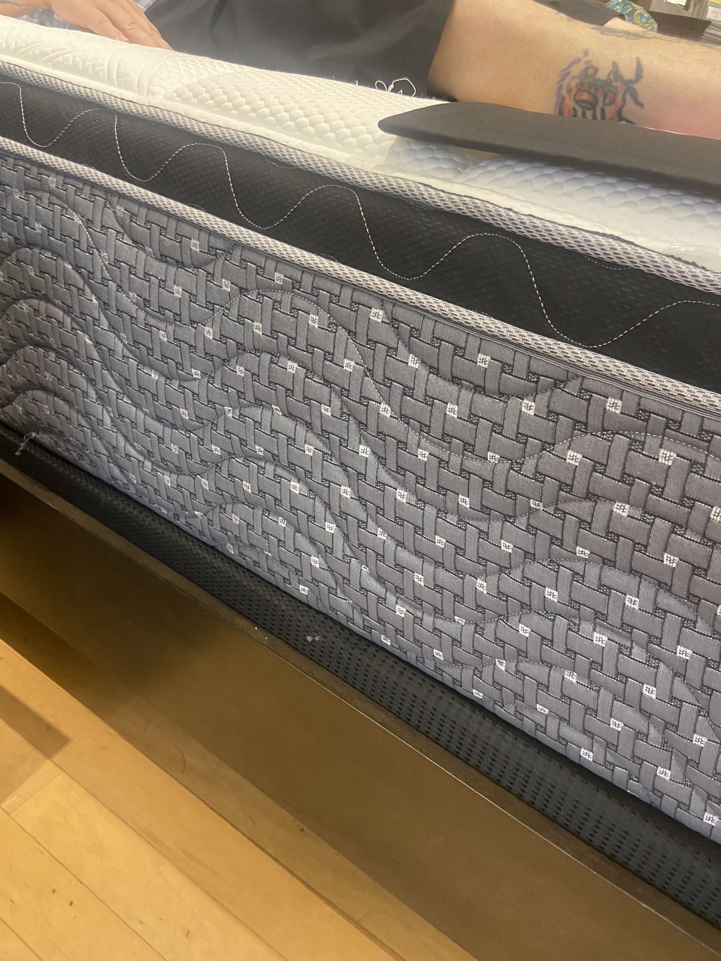 MARRIOT MATTRESS DIST BRAND NEW! WOW! 1/2 PRICE OFF FOR BF! 