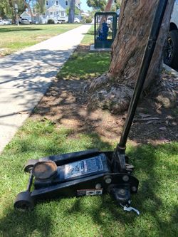 3 TON CRAFTSMAN HYDRAULIC FLOOR JACK. HEAVY DUTY AND READY TO GO