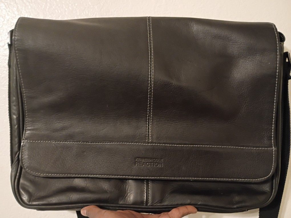 Kenneth Cole REACTION Messenger Bag