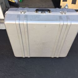 Heavy duty shipping case.