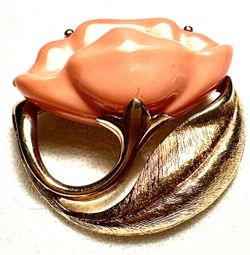 VINTAGE GOLD-TONE  PINK FAUX CORAL FLOWER PIN/BROOCH 
