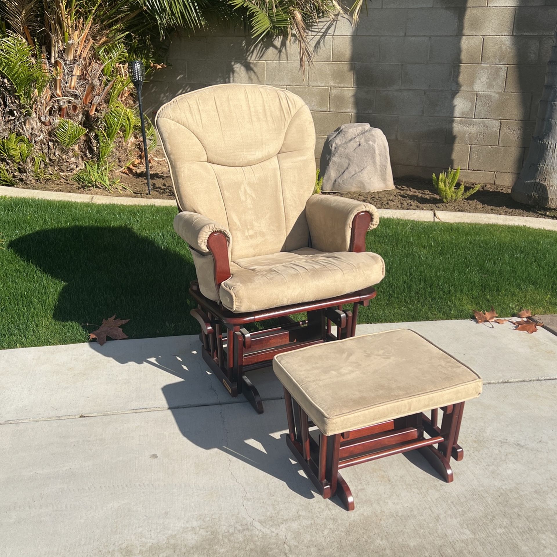 Glider Rocker with Ottoman for Sale in Bakersfield, CA - OfferUp