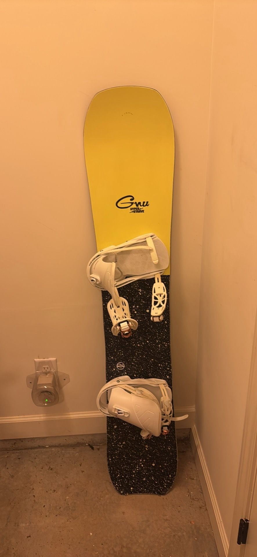 Gnu Hyper Kyarve Snowboard 145 with Salomon Vendetta Bindings