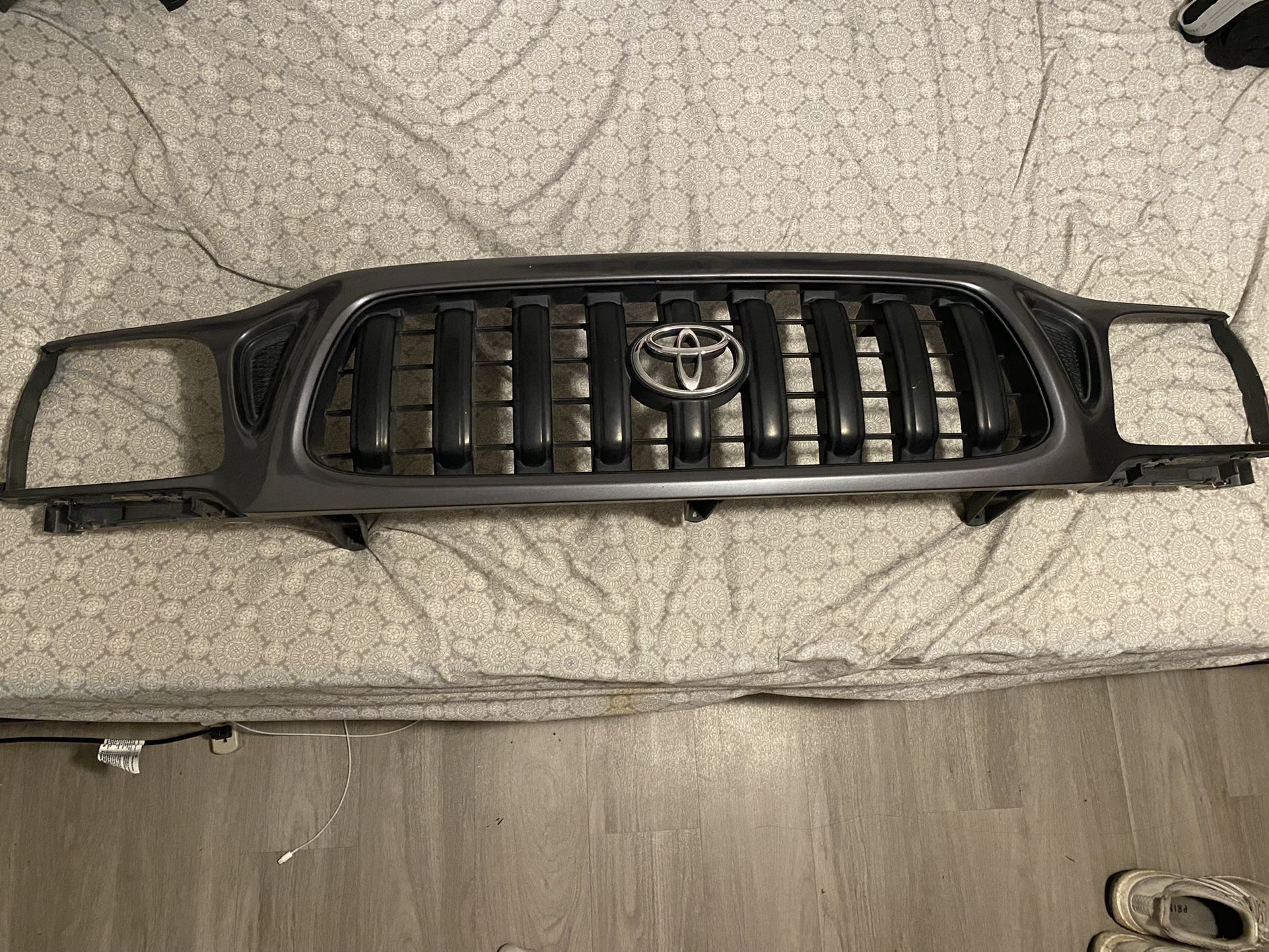 OEM Grille Off 04 Tacoma 