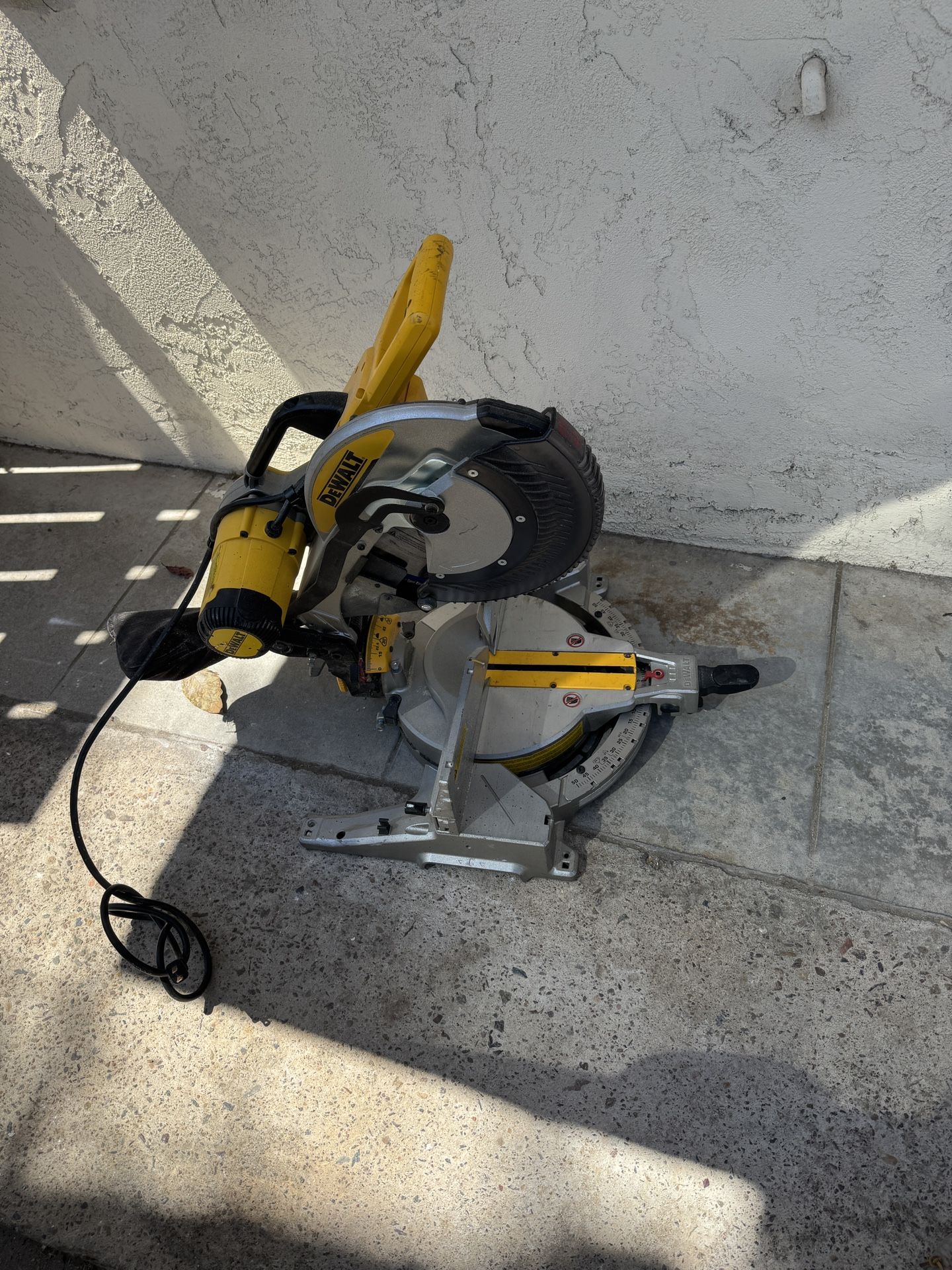 DEWALT 12” Single Bevel Compound Miter Saw - DW715