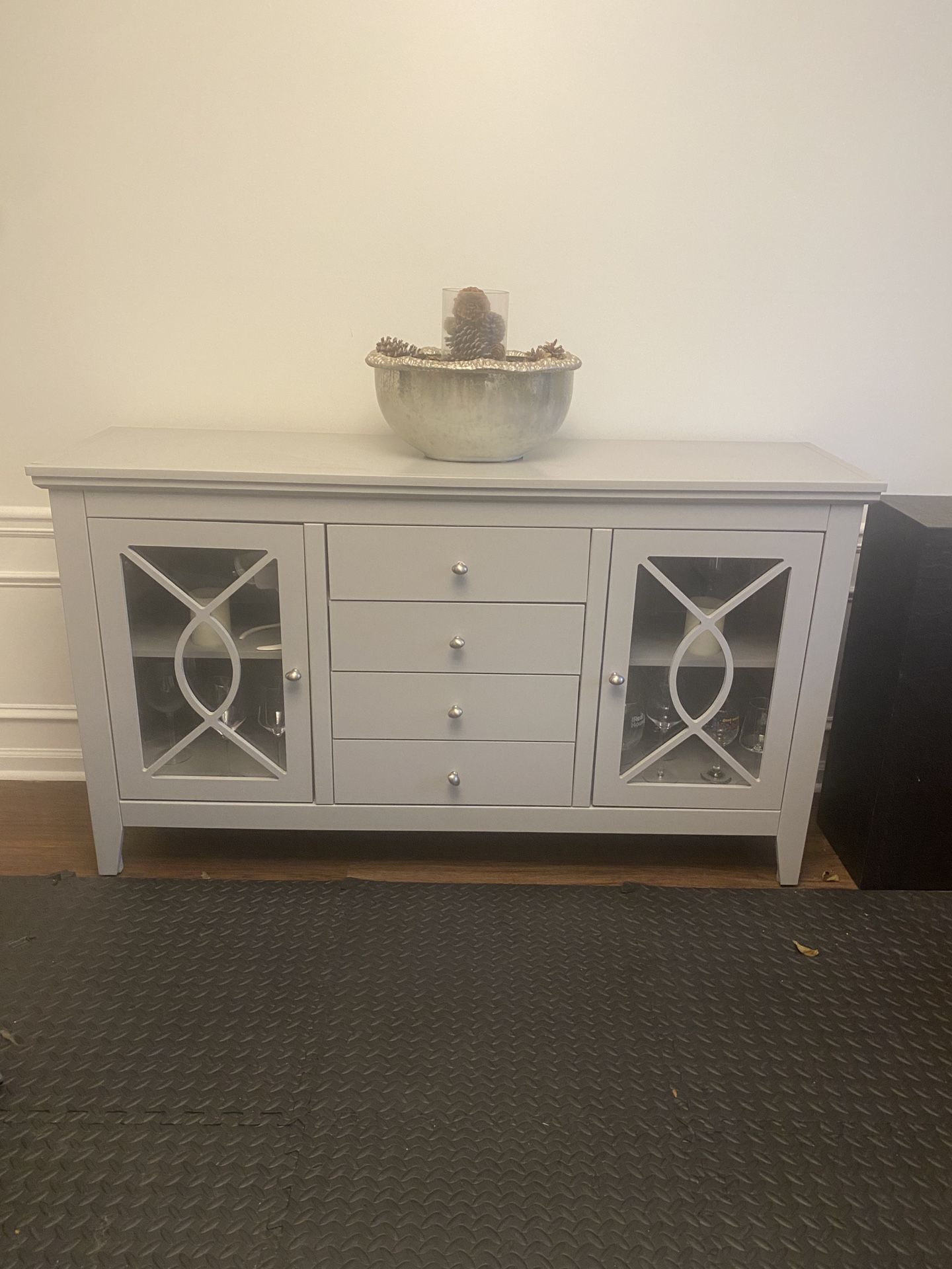 Side Broad With Decor