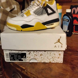 Jordan 4s