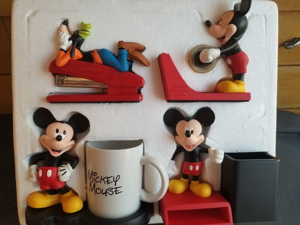 MICKEY AND FRIENDS DESK ORGANIZER KEEP YOUR OFFICE FUN!