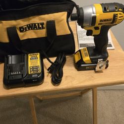 DeWalt DCF885 Drill, Battery, Charger and Bag 