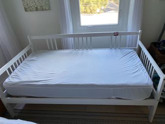 Twin size bed/ day bed
