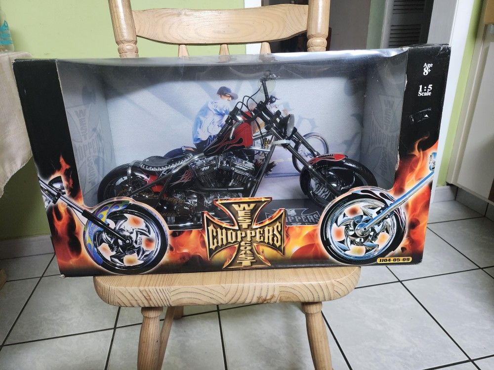 West Coast Choppers 1:5 Penny Saved Chango Blanco JJ04-05-09 Die Cast Chopper