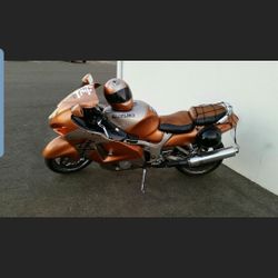 1999 Suzuki Hayabusa GSX 1300R Mint Condition alot of TLC when into this bike. CLEAN TITLE cash only. New rear tire Chrome rims