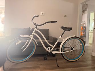 PHAT Stretch woman’s beach cruiser. Like new