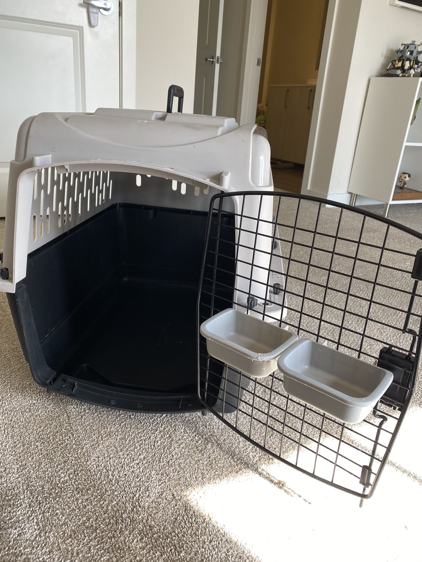 Like new 28” dog crate for 20-30 lb dogs