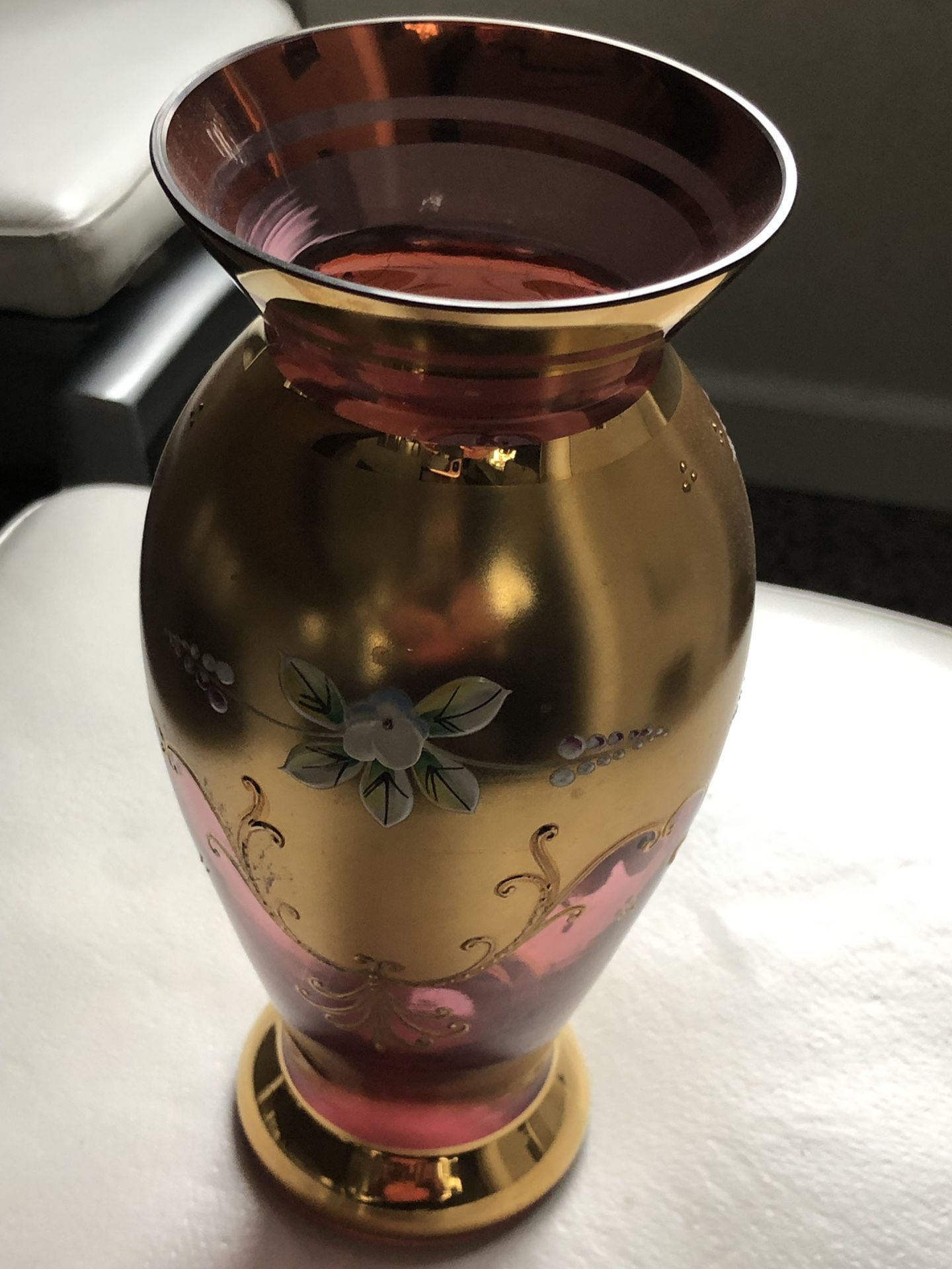 Golden paint vase with porcelain flowers design