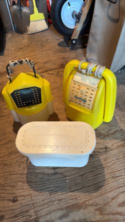 Fishing bait buckets
