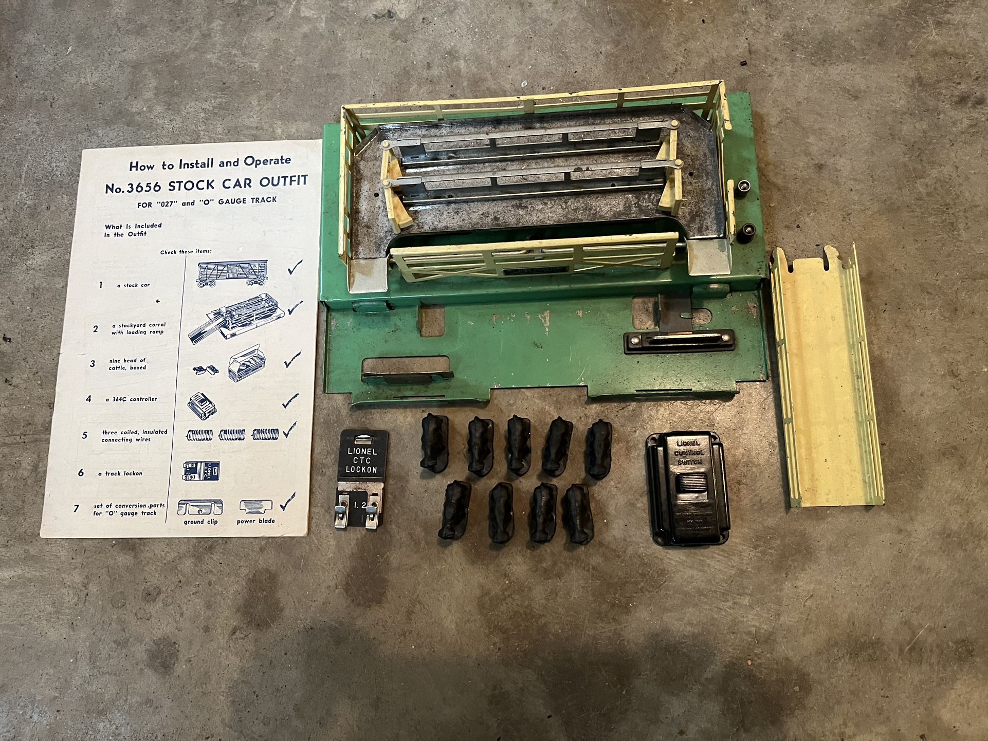 Lionel No 3656 Stockyard Cattle Platform With 9 Cattle, Controller, Ramp, Lockon
