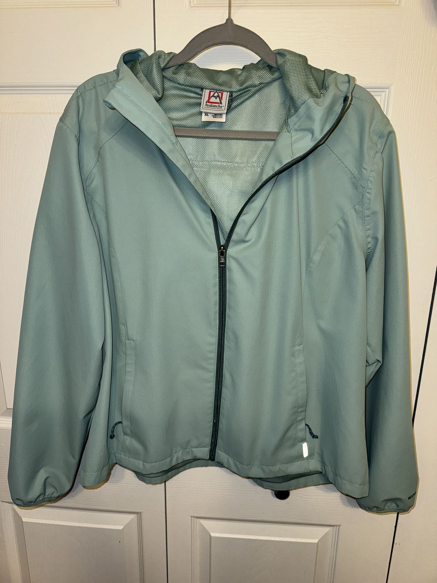 Avalanche Women’s Windbreaker