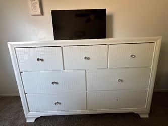 White 7-Drawer Dresser with Crystal bobs
